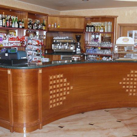 Albergo Casa Del Pellegrino Monte SantʼAngelo Екстериор снимка
