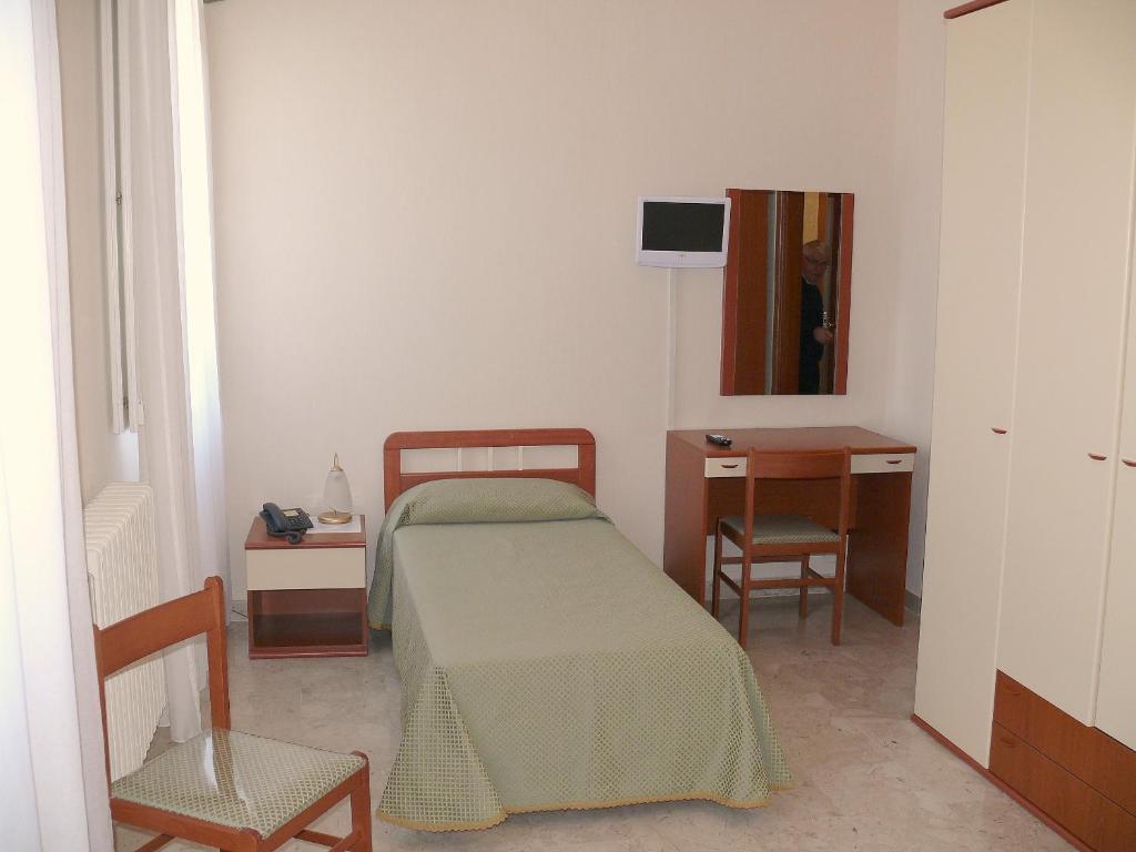 Albergo Casa Del Pellegrino Monte SantʼAngelo Стая снимка