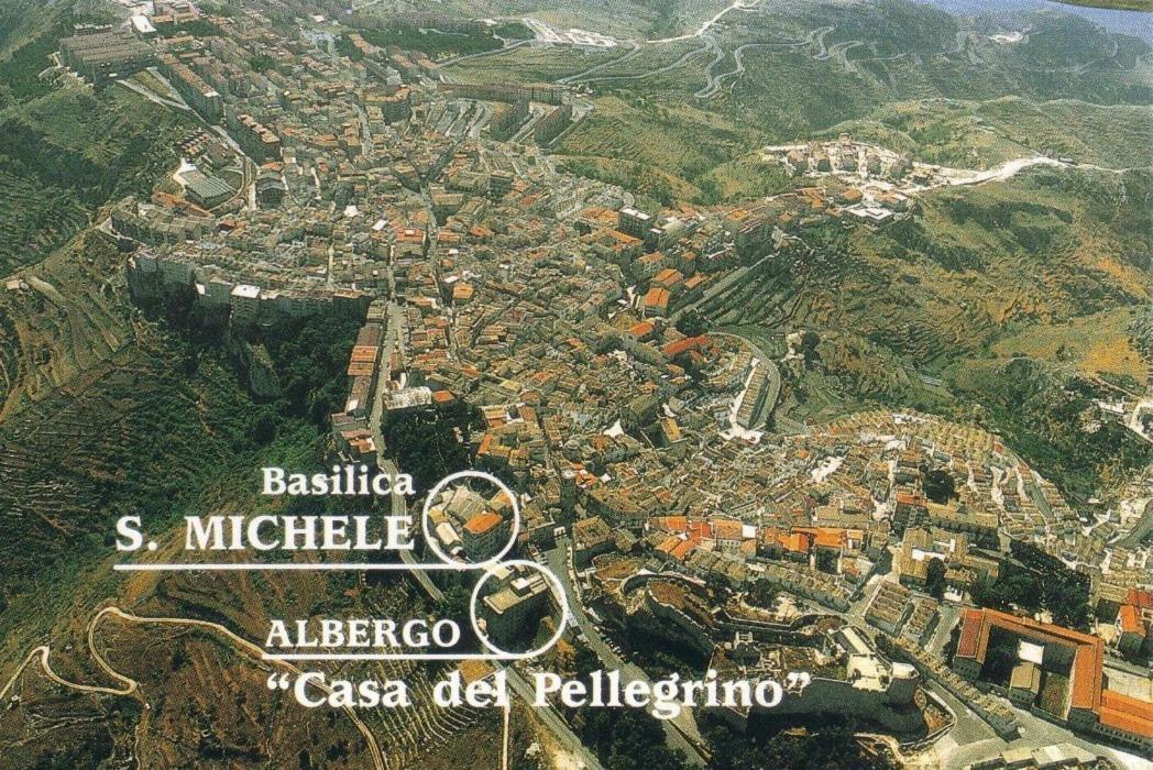 Albergo Casa Del Pellegrino Monte SantʼAngelo Екстериор снимка