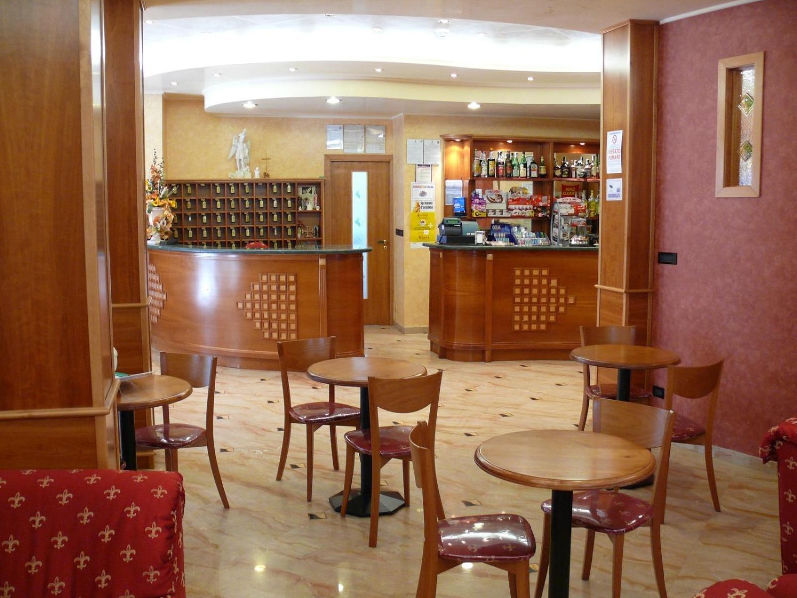 Albergo Casa Del Pellegrino Monte SantʼAngelo Екстериор снимка