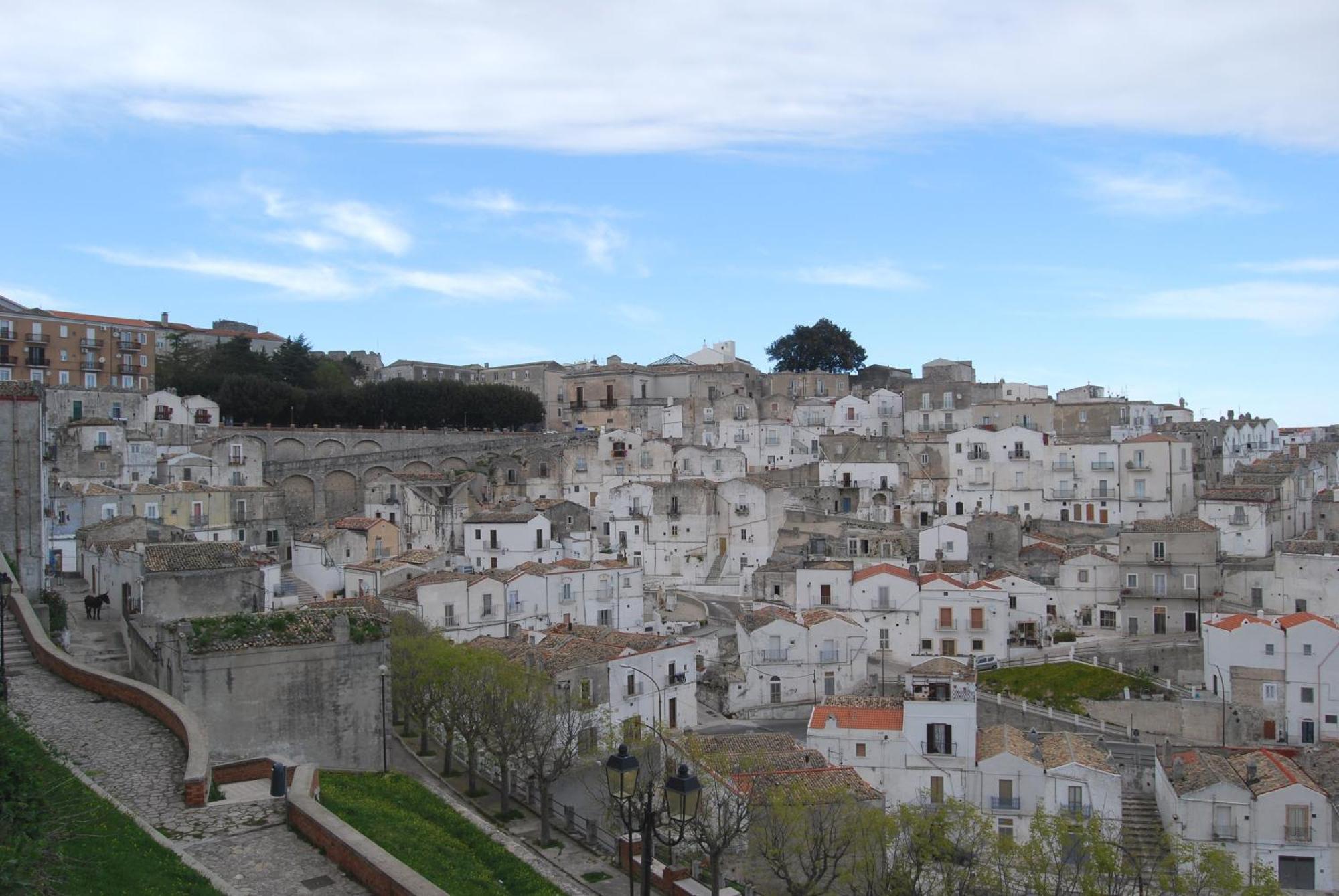 Albergo Casa Del Pellegrino Monte SantʼAngelo Екстериор снимка
