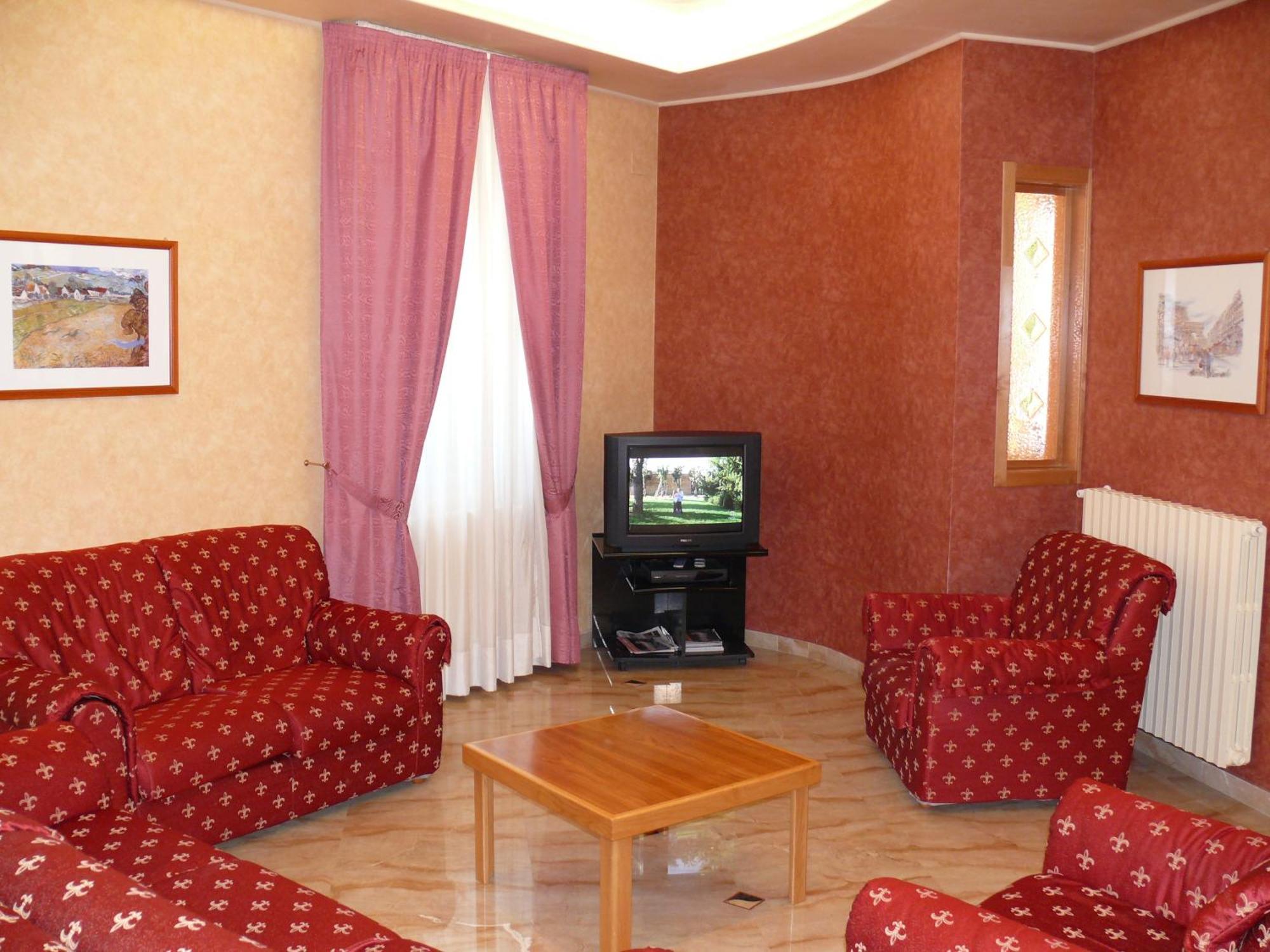 Albergo Casa Del Pellegrino Monte SantʼAngelo Екстериор снимка