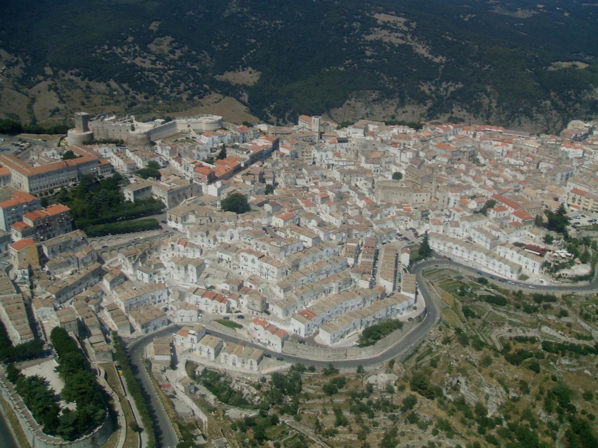 Albergo Casa Del Pellegrino Monte SantʼAngelo Екстериор снимка