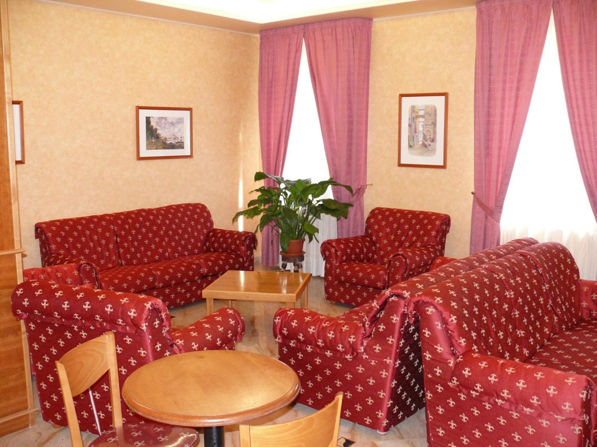 Albergo Casa Del Pellegrino Monte SantʼAngelo Екстериор снимка